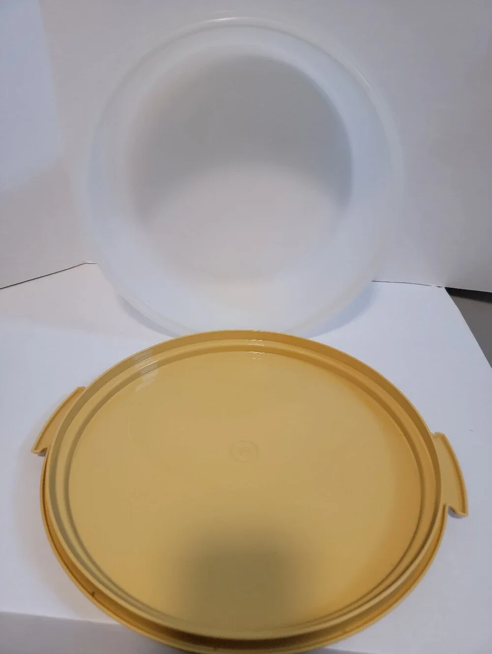 Vintage Tupperware Harvest Gold #1256 w/Sheer Cover Cake Taker Carrier